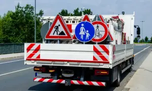 Kto stawia znaki drogowe na osiedlu i jak zgłosić ich brak?
