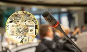 Pieniądze w tle mikrofonu. Czy to odpowiedź na pytanie, ile zarabia radny osiedla?