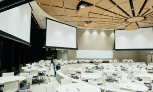 Wynajem sali konferencyjnej jaki VAT? Poznaj stawki i wyjątki.