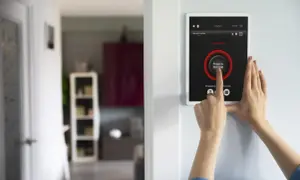 Jaki alarm do mieszkania w bloku? Wybierz najlepsze zabezpieczenie