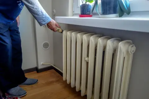 Kto odpowietrza kaloryfery w bloku i jak uniknąć problemów z ogrzewaniem