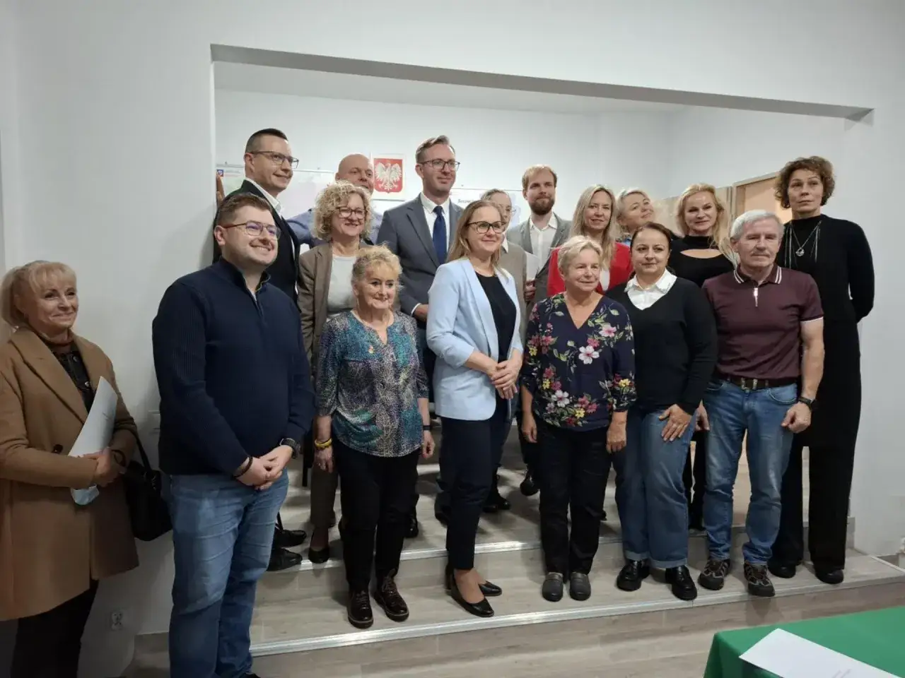 Grupa osób pozuje do zdjęcia. Zastanawiasz się, ile zarabia radny osiedla?