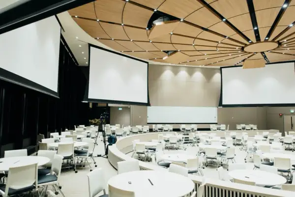 Wynajem sali konferencyjnej jaki VAT? Poznaj stawki i wyjątki.